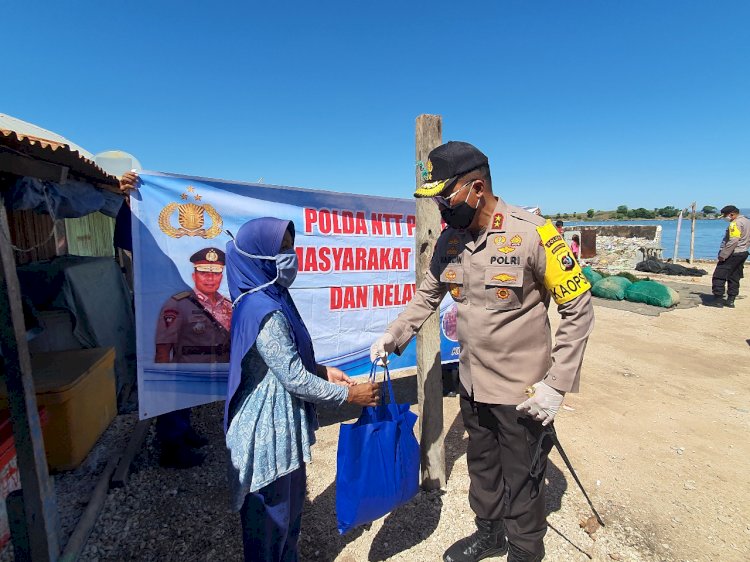 Ditengah Pandemi Covid 19, Kapolda NTT Beri Bantuan Sosial kepada masyarakat pulau terpencil