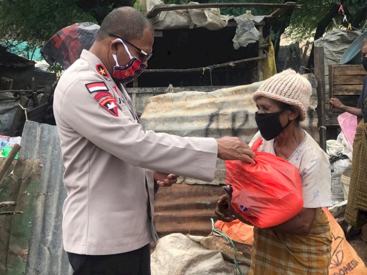 Peduli Kemanusiaan, Wakapolda NTT Pimpin Alumni SMAN 1 Kupang Beri Bantuan Sembako Kepada Masyarakat Kurang Mampu Yang Terdampak Covid-19