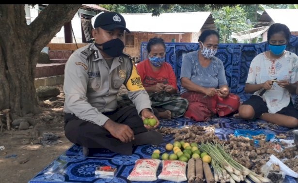 Bhabinkamtibmas Polsek Ende Ajarkan Warga Buat Minuman Herbal Demi Tangkal Virus Corona