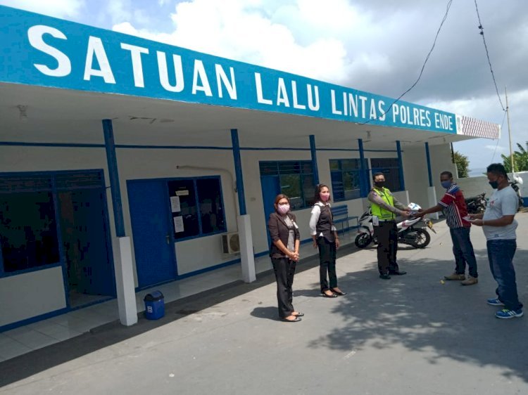 Satlantas Polres Ende Bersama Bank BRI Salurkan Bantuan Program Keselamatan 2020