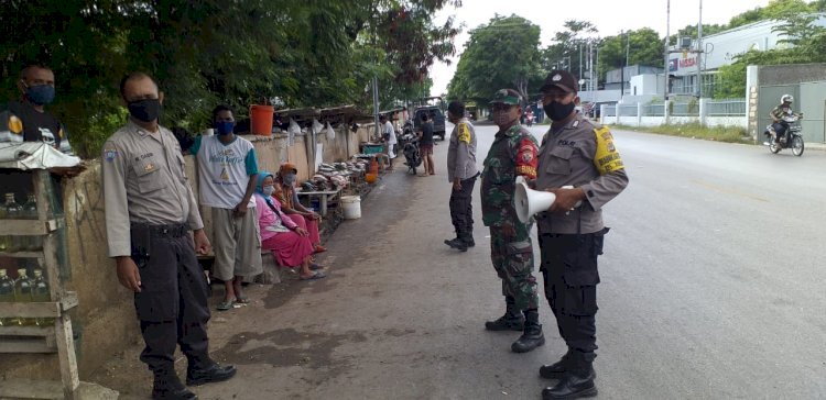 Personil Polsek Kelapa Lima Bersama Babinsa Berikan Imbauan Kepada Warga Agar Tetap Menggunakan Masker Serta Tetap Menjaga Kesehatan dan Kebersihan