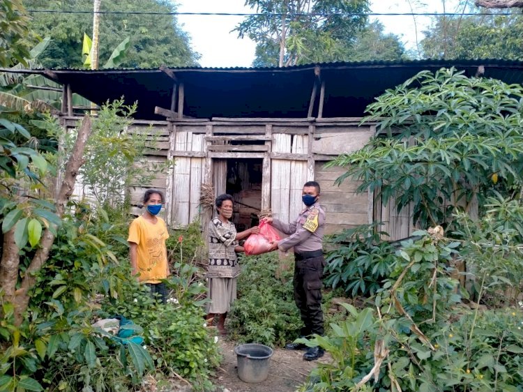 Bripka Rudyart bagikan paket sembako ke warga binaannya