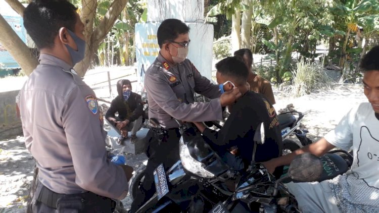 Sat Binmas Polres Kupang bagikan masker ke tukang ojek