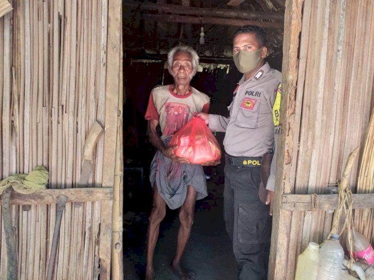 Polisi Kita  Perduli warga tidak mampu Bripka Lodovikus Buluk door to door bagikan sembako