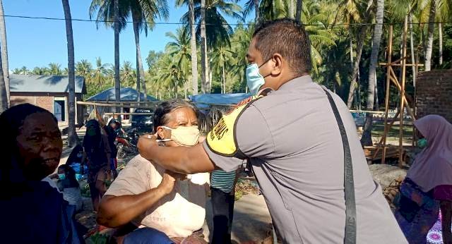 Pembagian Masker Gratis, Bhabinkamtibmas Bersama Tim Satgas Percepatan Penanganan Covid 19 Tingkat Kecamatan Adonara Bekerja Sama Dengan DPD PPNI Kab. Flotim