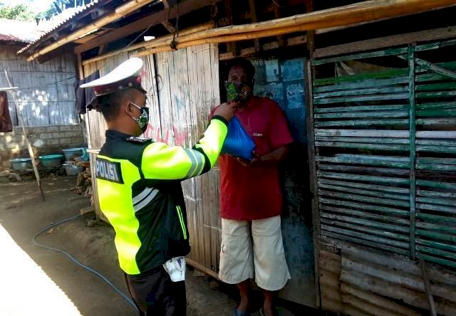 Peduli Warga Terdampak Pandemi Covid19, Ipda Alfon dan Bripka Agus Bagikan Sembako Pada Warga Kurang Mampu