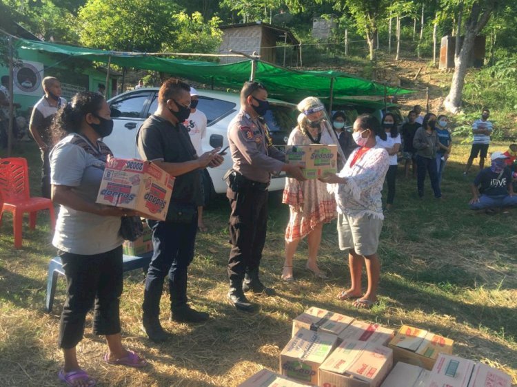 BERANDA  Bhabinkamtibmas Polsek Komodo Kawal Pembagian Sembako Bantuan Dari Posko Masyarakat Peduli Covid-19 Labuan Bajo