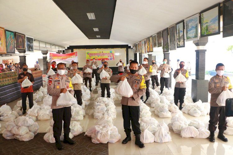 Di Tengah Pandemi Covid-19, Secara Serentak Polda NTT Lakukan Pembagian 1.600 Paket Sembako Kepada Masyarakat Kurang Mampu