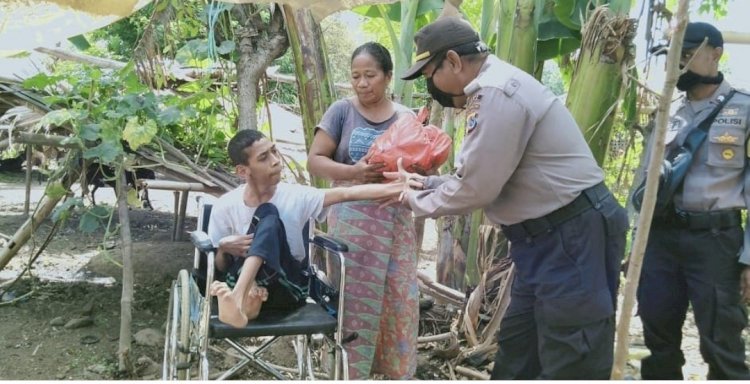 Polisi Kita  Peduli Sesama Di Tengah Pandemi Corona Kapolsek Kewapante Bagikan Sembako