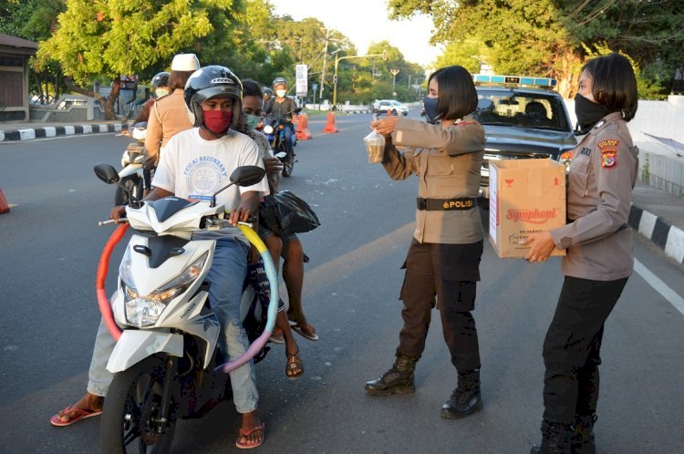 Polwan Polres Sikka Bagi Takjil Kepada Pengguna Jalan