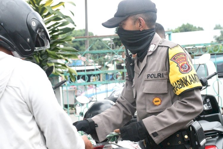 Peduli Terhadap Masyarakat, Bhabinkamtibmas Polres Manggarai Bagikan Masker