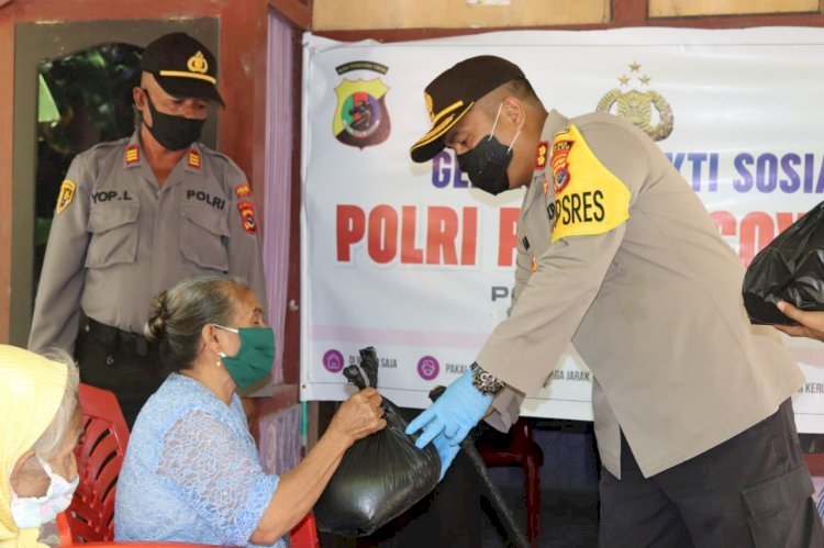 Kapolres Kupang Akbp Aldinan RJH Manurung,SH, SIK, MSi,membagikan paket sembako ke warga tidak mampu