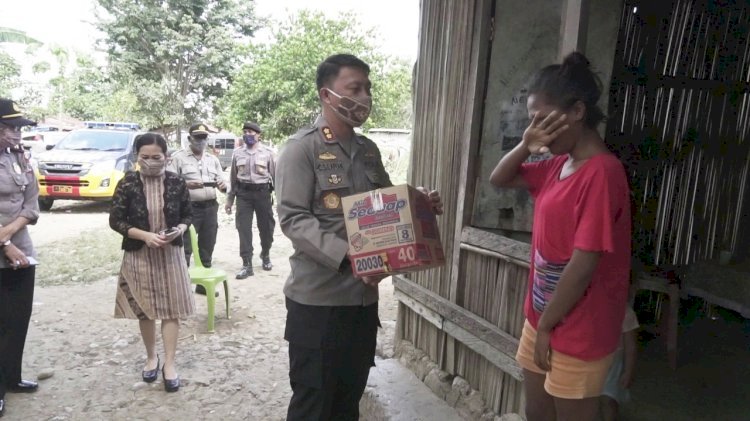 Tangis Warga Terdampak Pandemi Covid-19 Saat Terima Bantuan Sembako dari Kapolres Belu