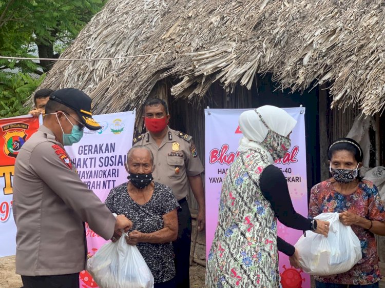 Guna Meringankan Beban Masyarakat Terdampak Covid-19, Kapolda NTT Turun Langsung Bagikan Sembako Kepada Masyarakat Miskin di Noelbaki