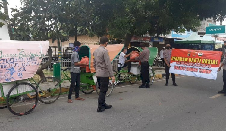 Tukang Becak dan Pedagang Kaki Lima Dapat Bantuan Sembako Dari Polres Sumba Timur