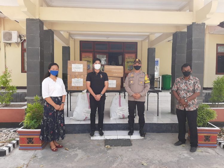 Kapolres Serahkan Bantuan APD Untuk Tenaga Medis 2 Rumah Sakit di Sumba Timur