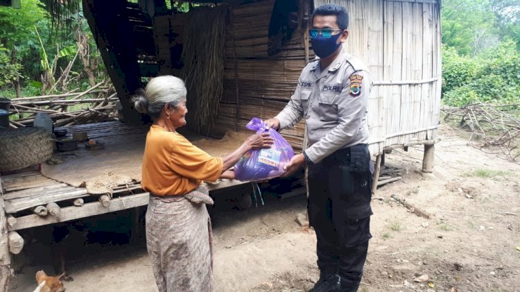 Pademi Covid 19, Polsek Karera Bagi Sembako ke Warga Jompo