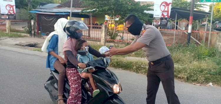 14 Polsek jajaran Polres Sumba Timur Serantak Gelar Bagi Takjil Kepada Warga