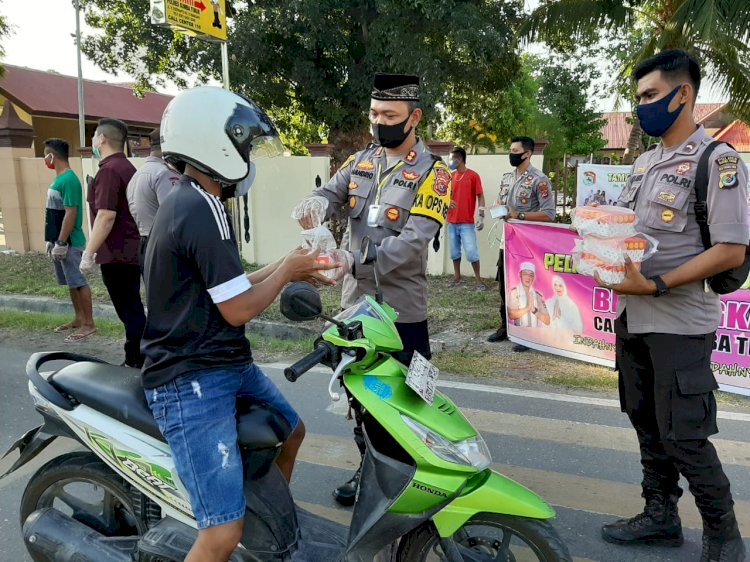 Polres Sumba Timur  Bagikan Ratusan Takjil dan Masker Gratis Dibagikan Kepada Pengguna Jalan