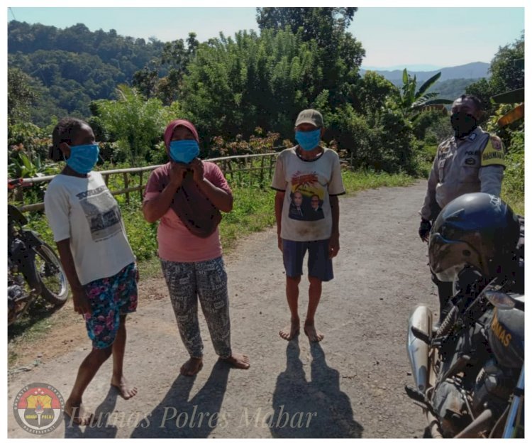 Bhabinkamtibmas Polsek Sano Nggoang Bagikan Masker Kepada Warga