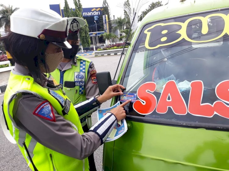 Satlantas Polres Kupang Kota Beri Imbauan Cegah Virus Corona Serta Bagikan Brosur Tunda Mudik Ke Pengendara