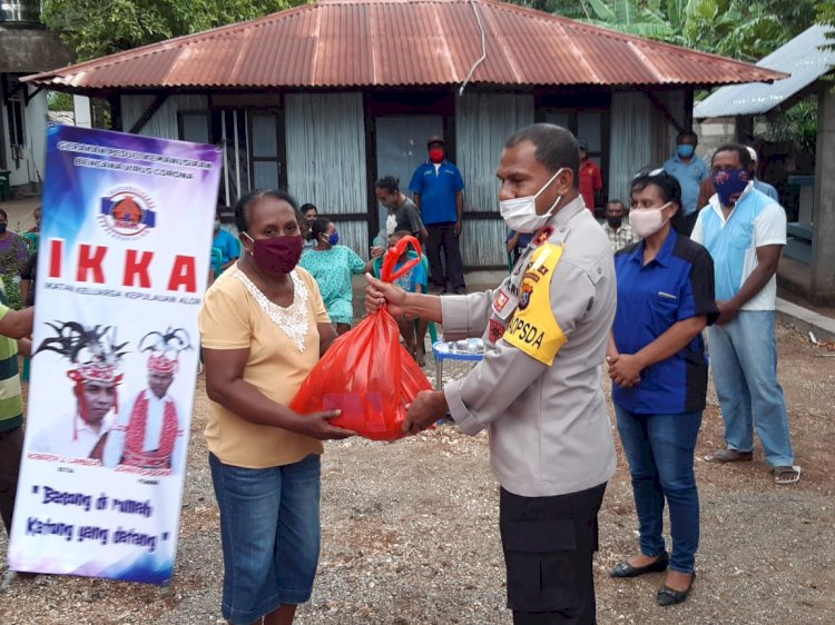 Wakapolda NTT Pimpin IKKA Beri Bantuan Sembako Kepada Masyarakat Kurang Mampu Yang Terdampak Covid-19