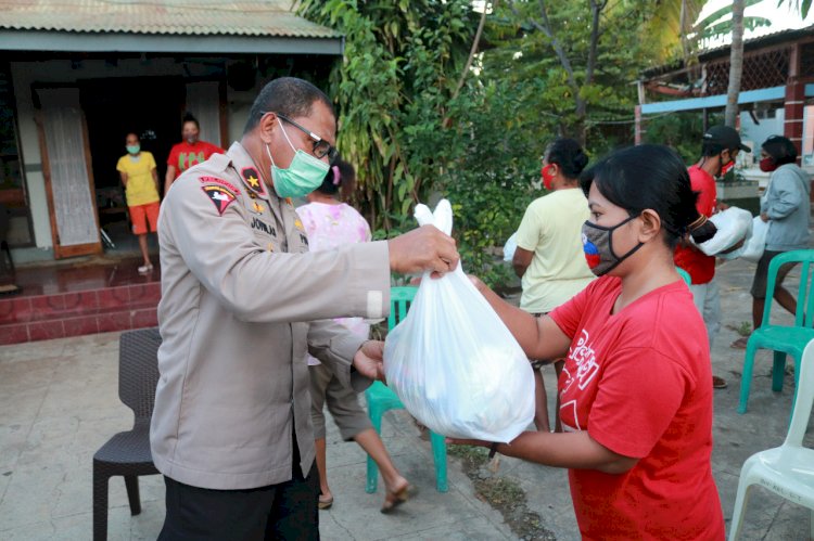 Wakapolda NTT Berikan Sembako Pada Masyarakat Kurang Mampu Terdampak Covid-19 di Kelurahan Oetete