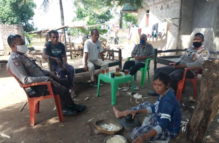 Bhabikamtibmas Bersama Kanit SPKT III Sampaikan Himbauan Cegah Covid-19