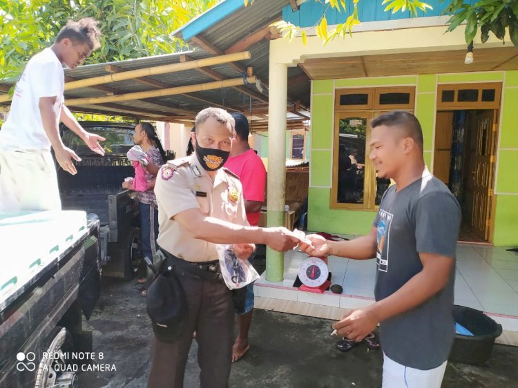 Bentuk Kepedulian, Anggota Polsek Ende Bagikan Masker Gratis Pada Warga