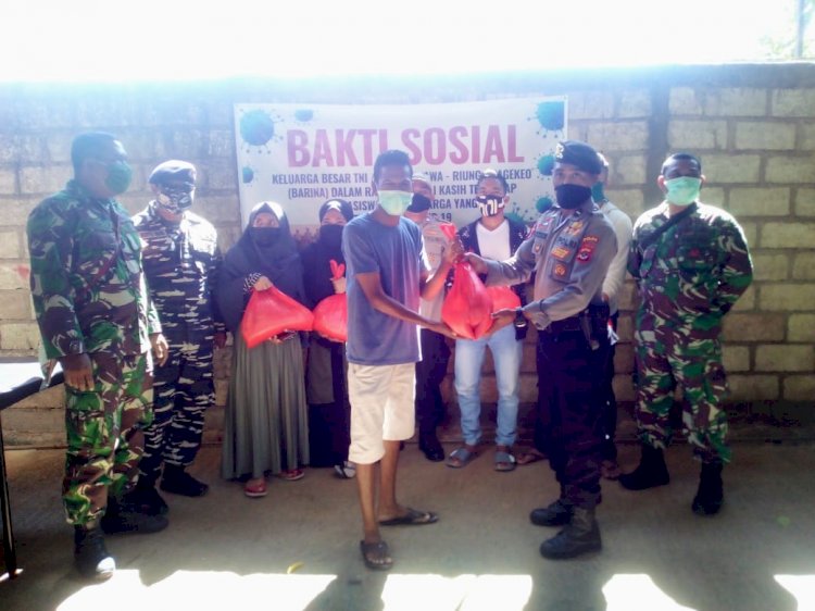 Bhakti Sosial Keluarga Besar TNI Polri Barina Kupang Salurkan Bantuan Paket Sembako Kepada Para Mahasiswa yang Memilih Tidak Pulang Kampung