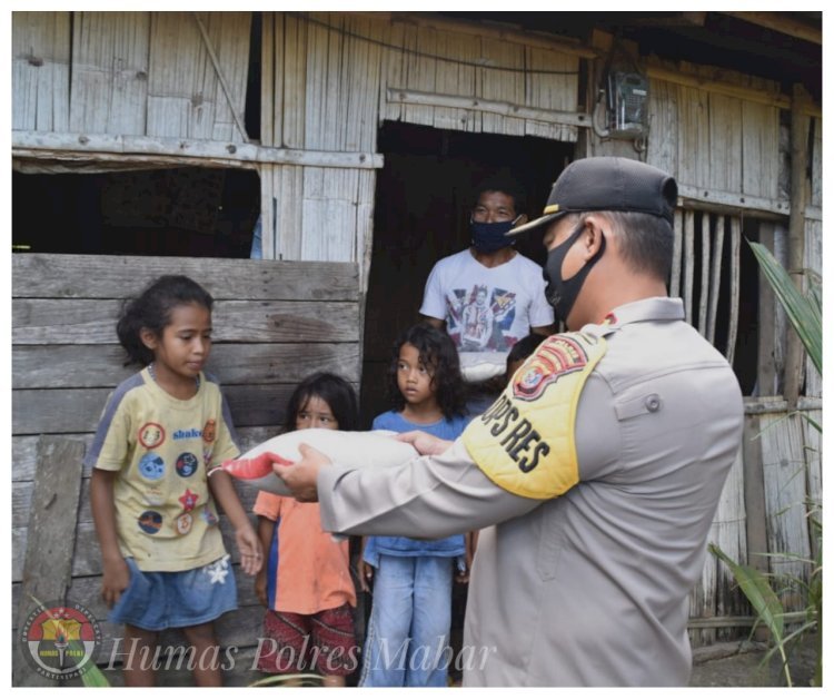 Kapolres Mabar Bagikan 2.000 Karung Beras untuk Warga Mabar yang Belum Mendapat Bantuan Sosial