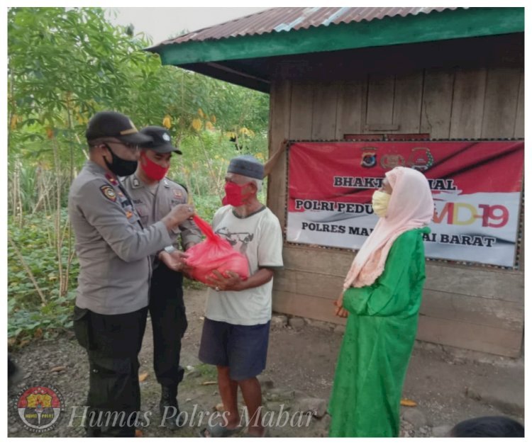 Polsek Komodo Bagikan Beras dari Polri ke Masyarakat Yang Kurang Mampu