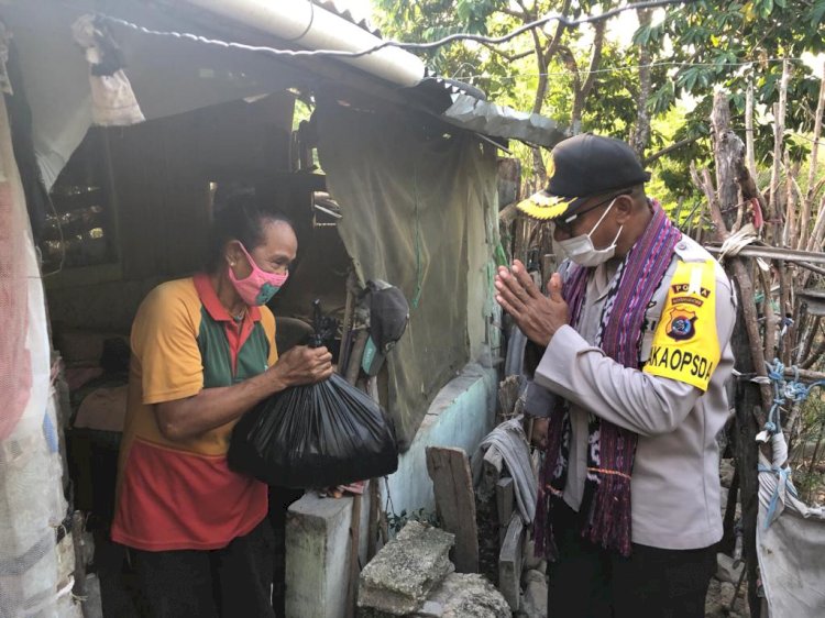 Wakapolda NTT Turun Langsung Bagikan Ratusan Paket Sembako Kepada WNI EX Timtim di Oebelo