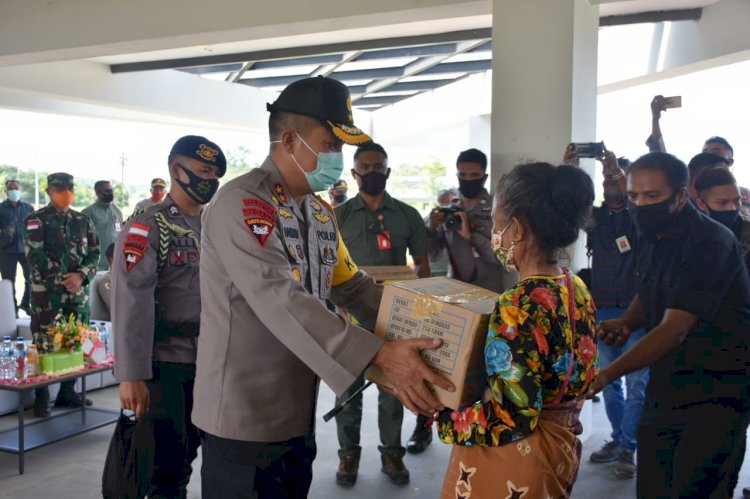 Kapolda NTT Salurkan Bantuan Sosial Kepada Masyarakat Motamasin