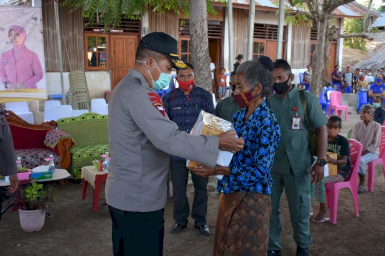 Kapolda NTT Beri Bantuan Sembako Kepada Masyarakat Perbatasan RI-RDTL yang Terdampak Covid 19