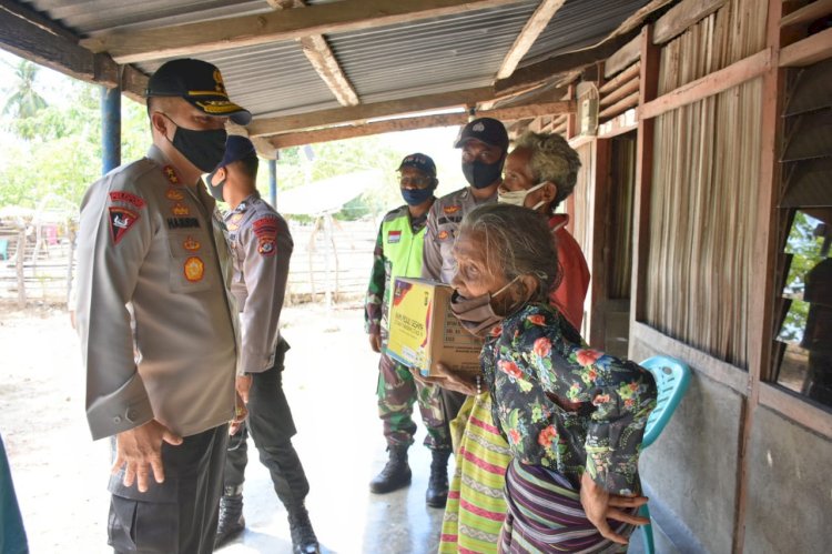 Kapolda NTT Beri Bingkisan Sembako Bagi Masyarakat Desa Oesoko