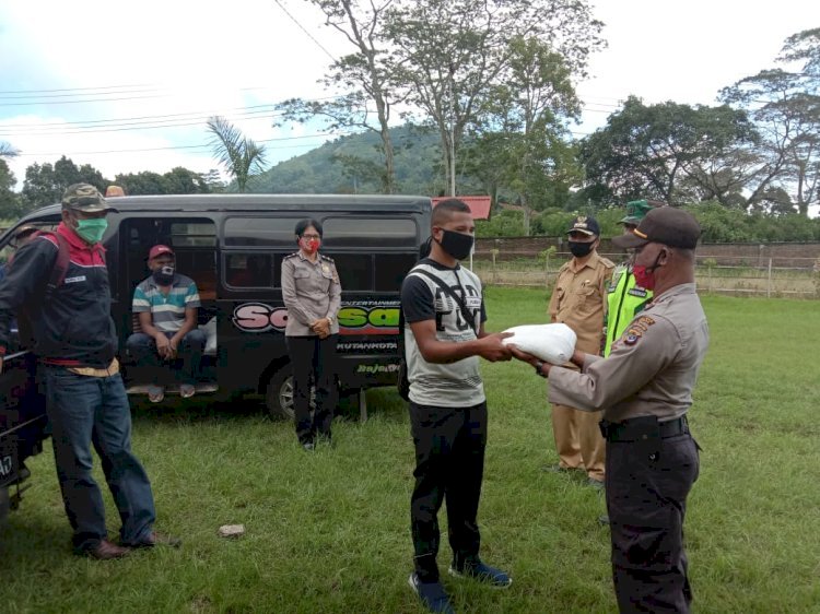 Polsek Golewa Distribusikan 3 Ton Beras ke Warga Dampak Covid19