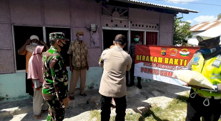 Kapolres Sumba Timur dan Dandim Serahkan Bantuan Beras Kepada Warga Kurang Mampu