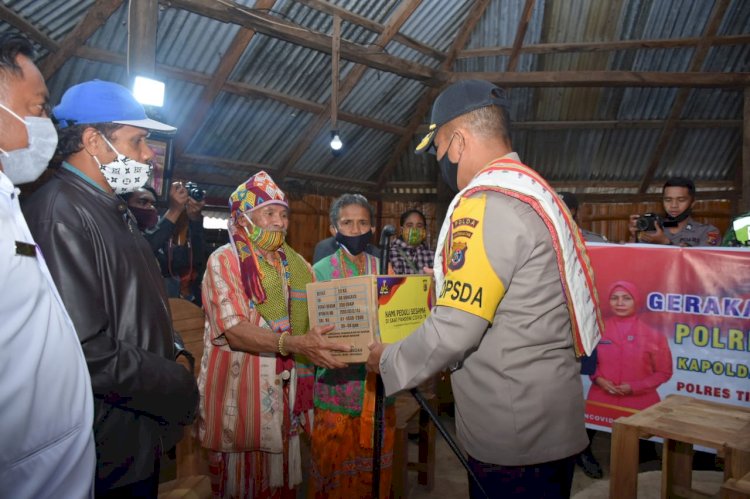 Cek Kesiapan New Normal di Polres TTS, Kapolda NTT Beri Bantuan APD dan Sembako kepada Masyarakat Fatumnasi