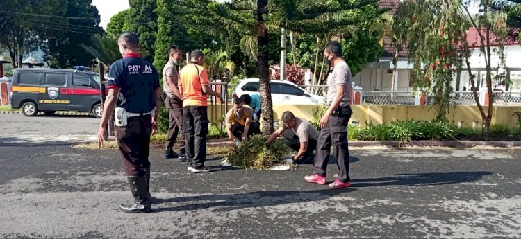 Jelang New Normal Life, Anggota Polres Bersihkan Mako Polres Ngada