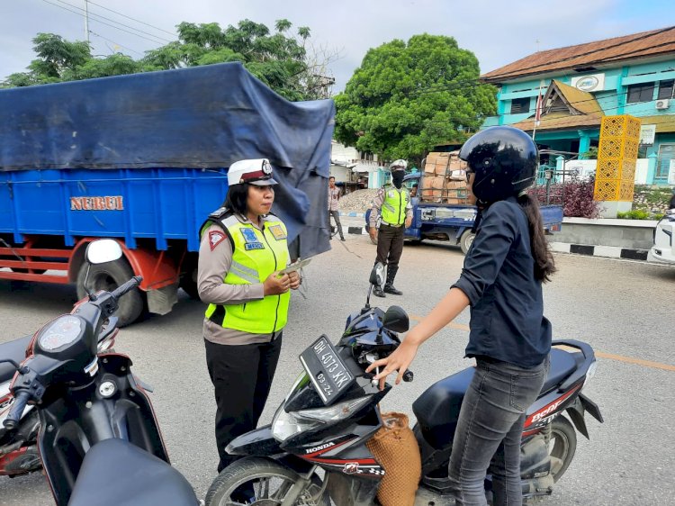 Dukung Quick Wins, PJR Ditlantas Polda NTT Sosialisasi Helm dan penggunaan Masker