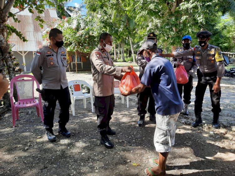 Wakapolda NTT Bagikan Paket Sembako Pada Masyarakat Kurang Mampu Terdampak Covid-19 di Rote Ndao