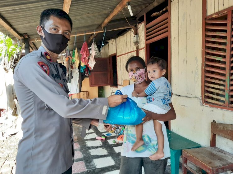 Sambut Hari Bhayangkara Ke-74, Wakapolres Sikka Bagikan Sembako