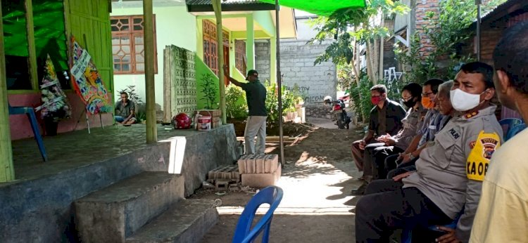 Wujud Ungkapan Bela Sungkawa, Kapolres Sikka Melayat Ke Rumah Duka Ibu Dari Anggotanya Yang Meninggal