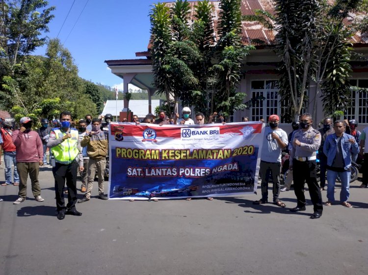 Program Keselamatan, Satlantas Polres Ngada Berikan Bantuan Ke Tukang Ojek