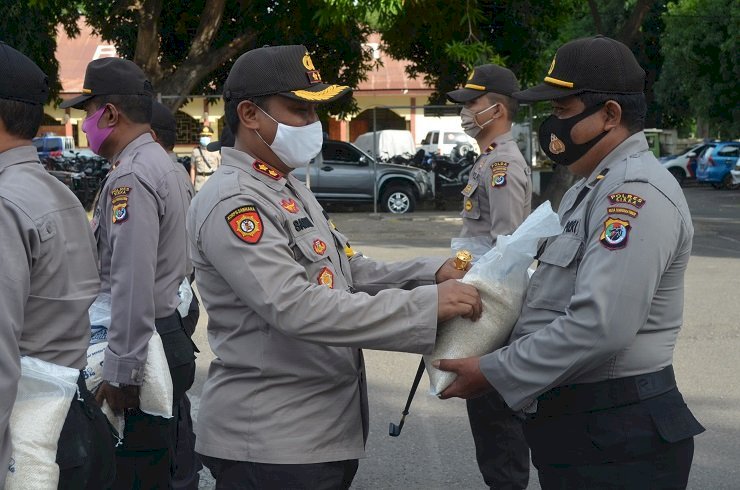 Kapolres Sikka Serahkan Bantuan Beras Mabes Polri Kepada Kapolsek Jajaran Untuk Disalurkan Kepada Masyarakat Kurang Mampu