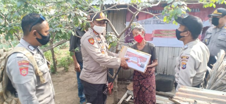 Sambut Hari Bhayangkara Ke-74, Kapolres Sikka Bagikan Sembako