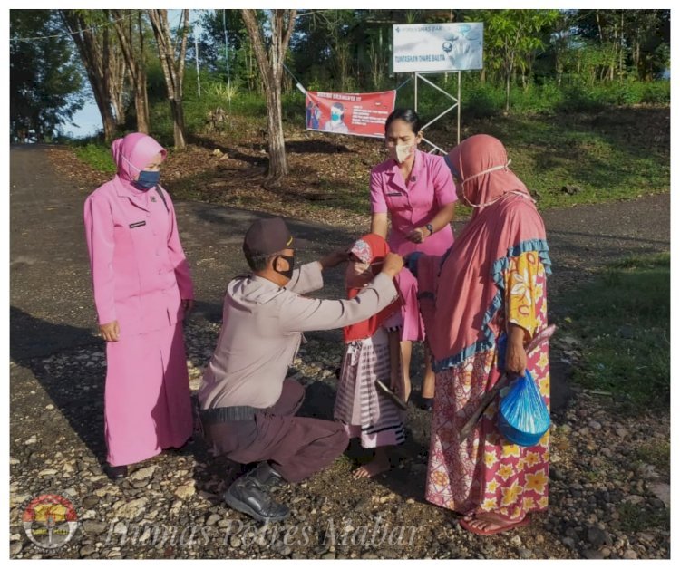 Jelang Era New Normal, Polsek Macang Pacar Bagikan Masker Gratis