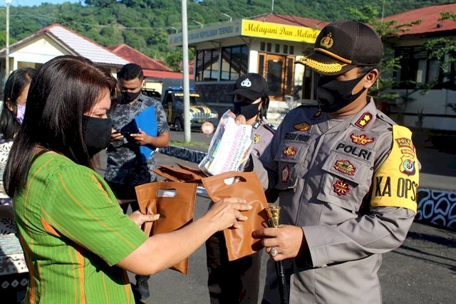 Peduli Covid-19, Bhayangkari Cabang Polres Flotim Serahkan APD Kepada Kapolres Flotim