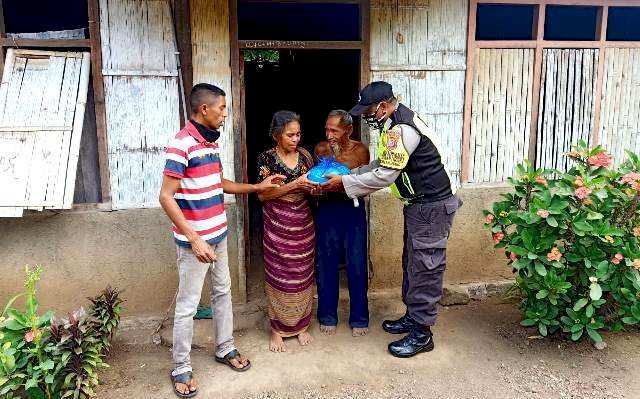 Bansos Polri, Bhabinkamtibmas Serahkan Ke Warga Binaan Yang Terdampak Covid-19